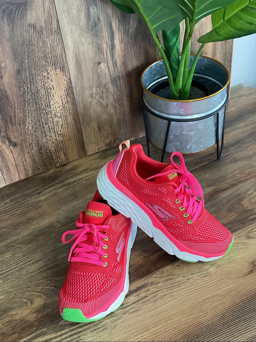 Skechers Air Cooled Goga Mat Ultra Go Walking/Running Athletic Sneakers 6.5 930L